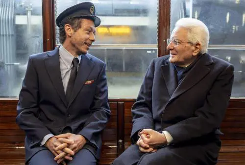 Milano-Cortina 2026, Mattarella sul tram condotto da Valentino Rossi