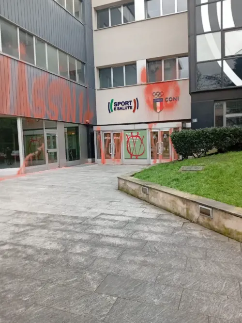 Sfregio alla Casa dello Sport: pareti imbrattate con la vernice rossa  