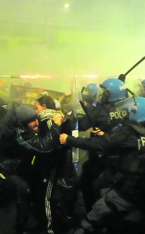 Tre attentati sui binari Milano, il corteo attacca