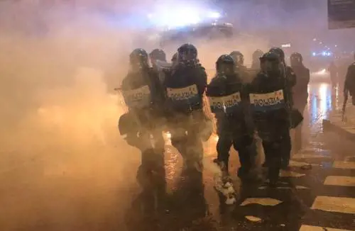 Sala scorda i violenti e attacca Meloni