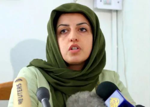 Iran, nuova condanna per Narges Mohammadi: sei anni di carcere alla Nobel per la Pace che sfida il regime