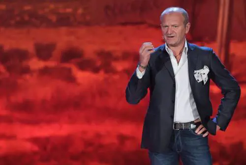 "Grande rammarico", "È al guinzaglio di Palazzo Chigi". Pucci diventa un caso in Rai