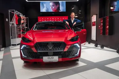 Cliorama accende Milano: Renault mette Clio in scena tra heritage, musica e full hybrid