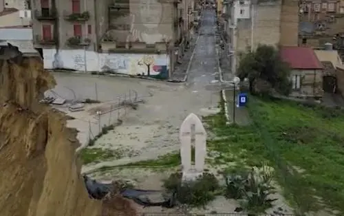 Niscemi, crolla anche la croce della resistenza: il prezioso simbolo è caduto nel vuoto  