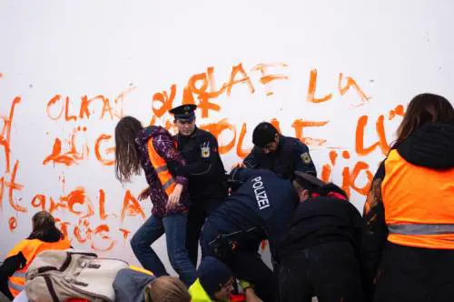 Ultima Generazione alla sbarra in Germania: i giudici procedono per "criminalità organizzata"  