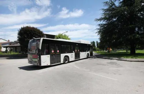 "Ho dimenticato l'abbonamento". E l'autista fa scendere un 15enne disabile dal bus