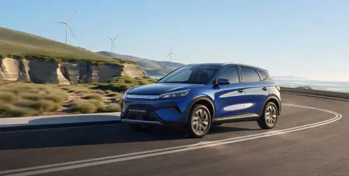 Byd ATTO 3 EVO, il SUV elettrico si aggiorna: nuova piattaforma, doppia trazione e ricarica a 800 Volt