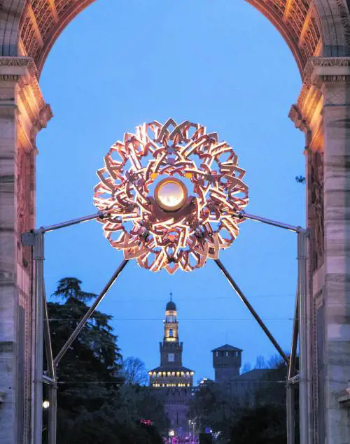 Troppa luce, show all'Arco dalle 18. Tra la "Pins mania" e abiti coreani