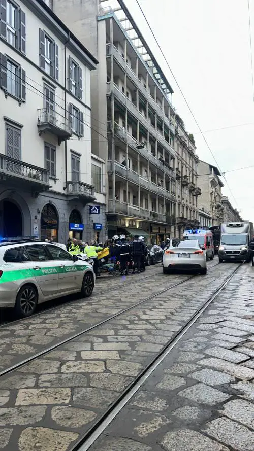 Egiziano non si ferma all'alt e passa col rosso. Poi finge un malore