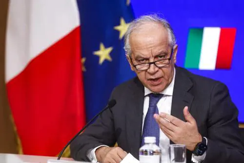 Piantedosi: doveroso difendere i confini Ue. L'ira di sinistra e Ong