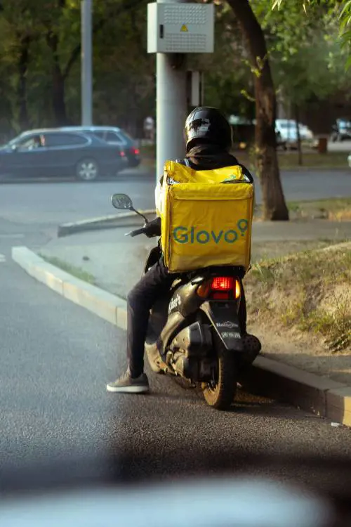 Non è bloccando Glovo che si aiutano i più deboli