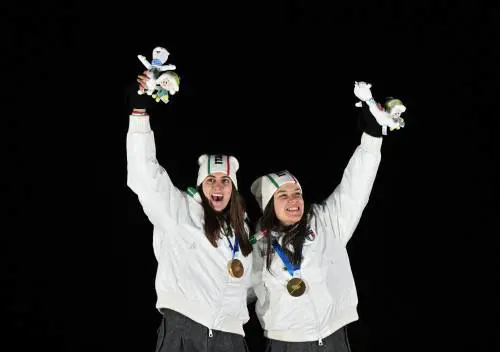 Doppio slittino da favola: gli azzurri fanno la storia sulla pista delle polemiche. E l'Italia continua a volare