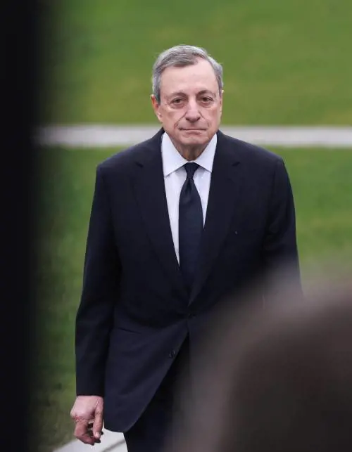 La sveglia di Draghi ai leader dell'Europa: "L'economia peggiora, bisogna agire subito". L'assist a Macron sul debito comune