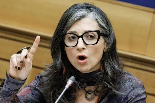 Albanese infuriata traballa. E Tajani: "È inadeguata"