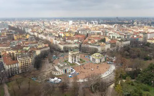 Buche, fango e aiuole sporche. "Welcome" nel parco Giochi