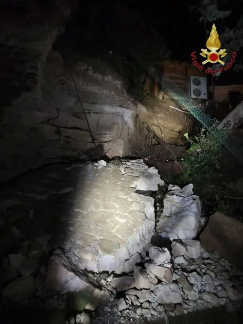 Roma,  un muro di contenimento frana su una palazzina: un morto e due feriti