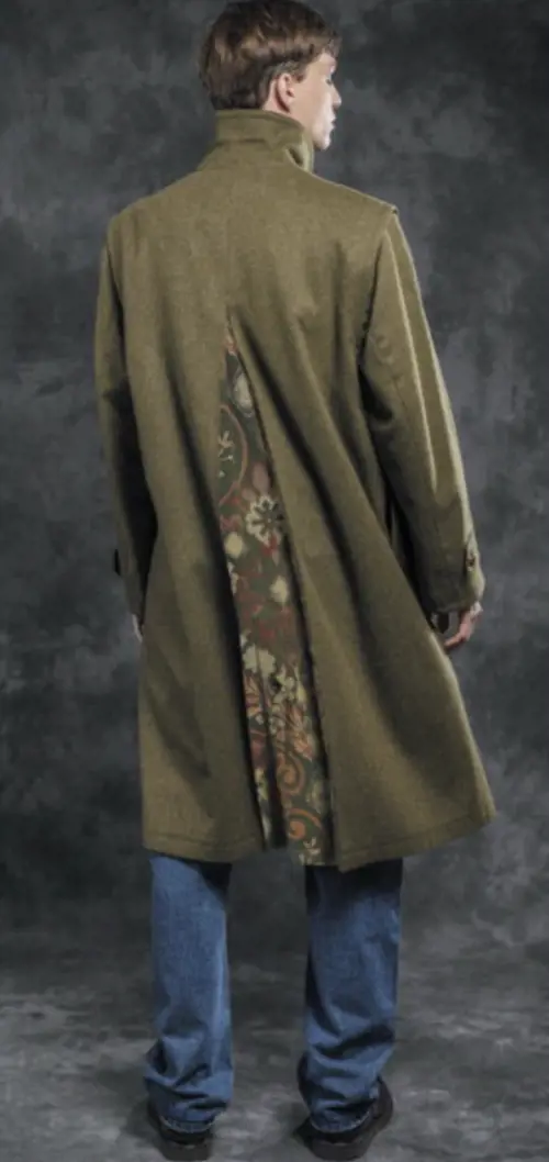 Il cappotto dell'800 primo capo tecnico ora fa impazzire la generazione Z