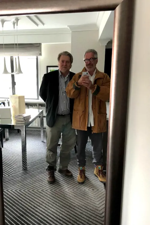 Spunta un'altra mail di Bannon a Epstein: "Faremo cadere Papa Francesco"