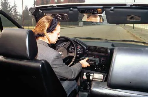 Radio via dai cruscotti delle nuove auto, scatta l'allarme: ecco perché