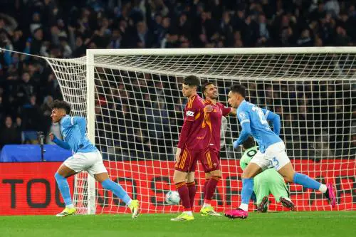 Roma niente Malen, ma il Napoli rimonta due volte