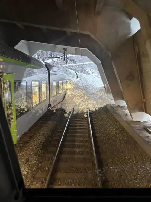 Svizzera, treno deraglia per una frana: le immagini