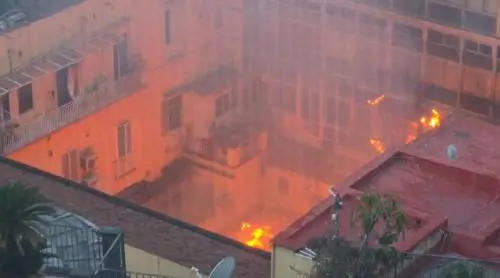 Incendio nel cuore di Napoli, in fiamme il teatro Sannazzaro