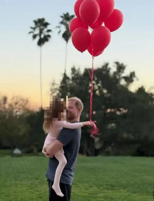 Meghan Markle nella bufera, mostra per la prima volta il viso di Lilibet in una foto: accuse e polemiche sui social