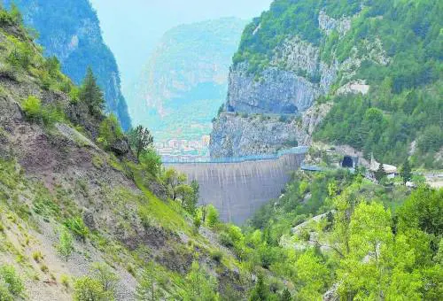 Una centrale elettrica nelle acque del Vajont. Il progetto indigna i residenti: "Luogo sacro"
