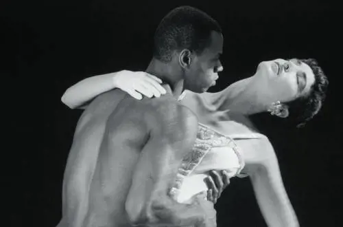 "Le forme del desiderio", non solo corpi anche fiori e ritratti