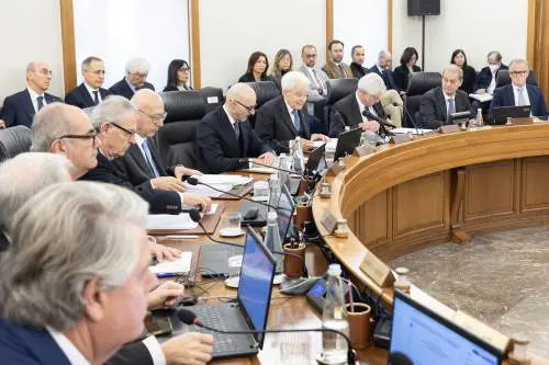 Mattarella al plenum del Csm: "Invito al rispetto vicendevole tra istituzioni"