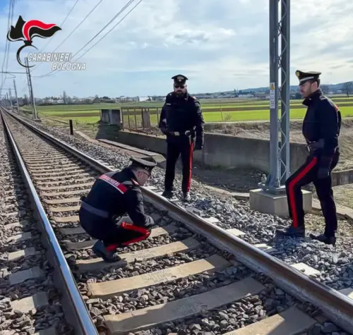 Sassi sui binari a Bologna: fermato un anarchico