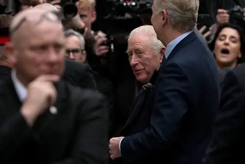 L'ultima sfida di Carlo. "Si faccia giustizia". Il re scarica il fratello (ma rischia la corona)