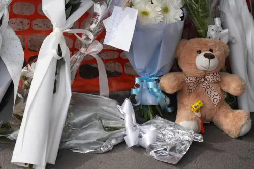 Fiori e peluche per Domenico fuori dall'ospedale