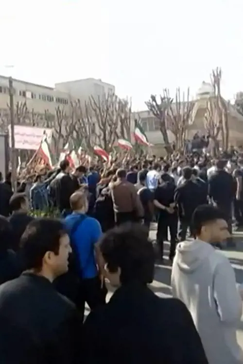 L'Iran torna ancora in piazza contro il regime. E gli studenti intonano: "Morte a Khamenei"