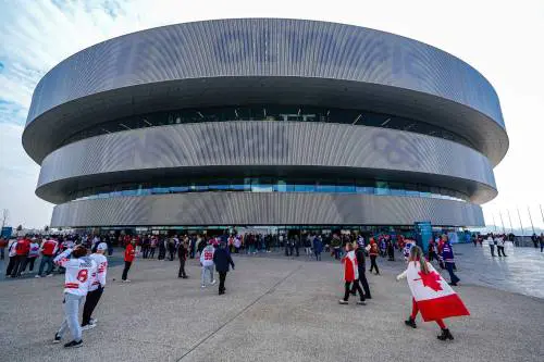 Arena Santagiulia chiude con l’hockey. Riaprirà a maggio con Ligabue. E Trump dagli Usa festeggia il team