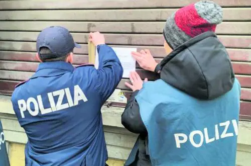 Uscita di sicurezza ostruita e blindata, chiuso il "Crystal Club"