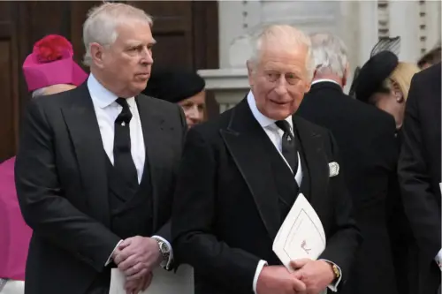 Dopo Andrea ora trema anche Re Carlo: le mail segrete che lo inchiodano