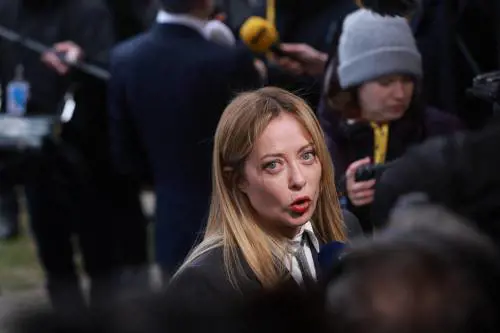 Iran, oltre un'ora di vertice a Palazzo Chigi. Meloni sente Merz, Starmer e i leader del Golfo