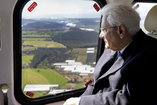 Mattarella in elicottero a Niscemi. L'abbraccio alle famiglie sfollate e l'appello per "darsi da fare"