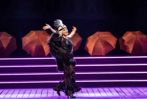 Martina Stella è una diva del muto. Canta e stona sotto la vera pioggia