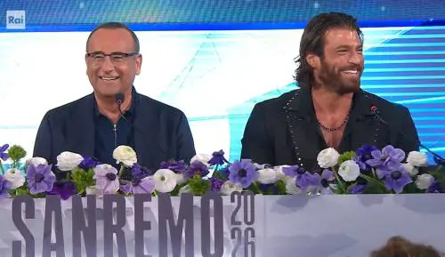 Sanremo 2026, Can Yaman sul palco con Kabir Bedi. Conti: "Carrambata tra Sandokan. Pucci? Non vuol venire"