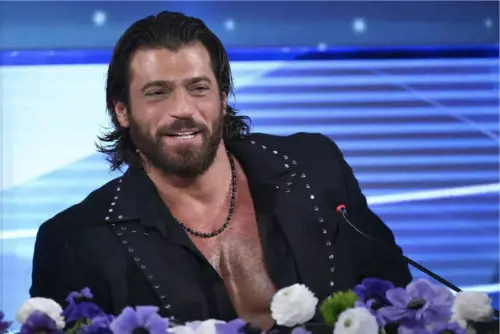 L'hotel segreto, le noci pecan, l'incontro con Kabir Bedi: Can Yaman strega Sanremo