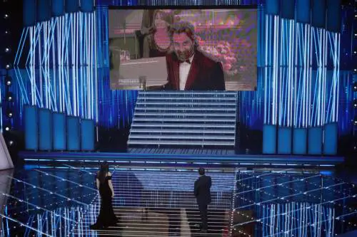 Sanremo, Conti e Pausini omaggiano Baudo, Vessicchio, Costanzo e Vanoni 