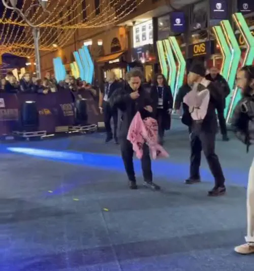 Sanremo, attivisti di Extinction Rebellion irrompono sul blu carpet: “Emergenza sociale” 