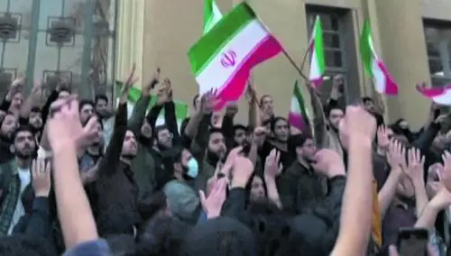 Iran, i giorni della grande messinscena. Il regime: "Protestate ma senza esagerare"