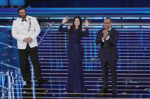 Arisa sufficiente (per stima) e Fedez raramente così intonato: ecco tutte le pagelle della prima serata di Sanremo