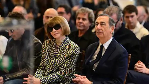 Vogue "sfila" in Galleria (e dona due milioni)