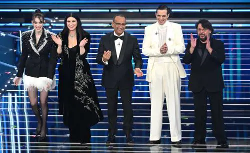 Sanremo 2026: l'Ariston in piedi per Fausto Leali, la coreografia di Lillo trascina il pubblico, il ricordo di Ornella Vanoni con la nipote sul palco