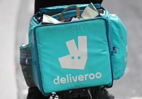 Deliveroo finisce commissariata. I pm: "Ventimila rider sottopagati"