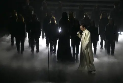 L'omaggio ai giovani morti a Crans, l'ovazione per Achille e i 15 Big